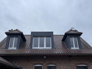 Miniature création de chiens assis